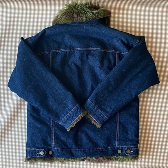 BDG Urban Outfitters Denim trucker w/ faux fur. Size
Medium/ Large - Picture 13 of 15